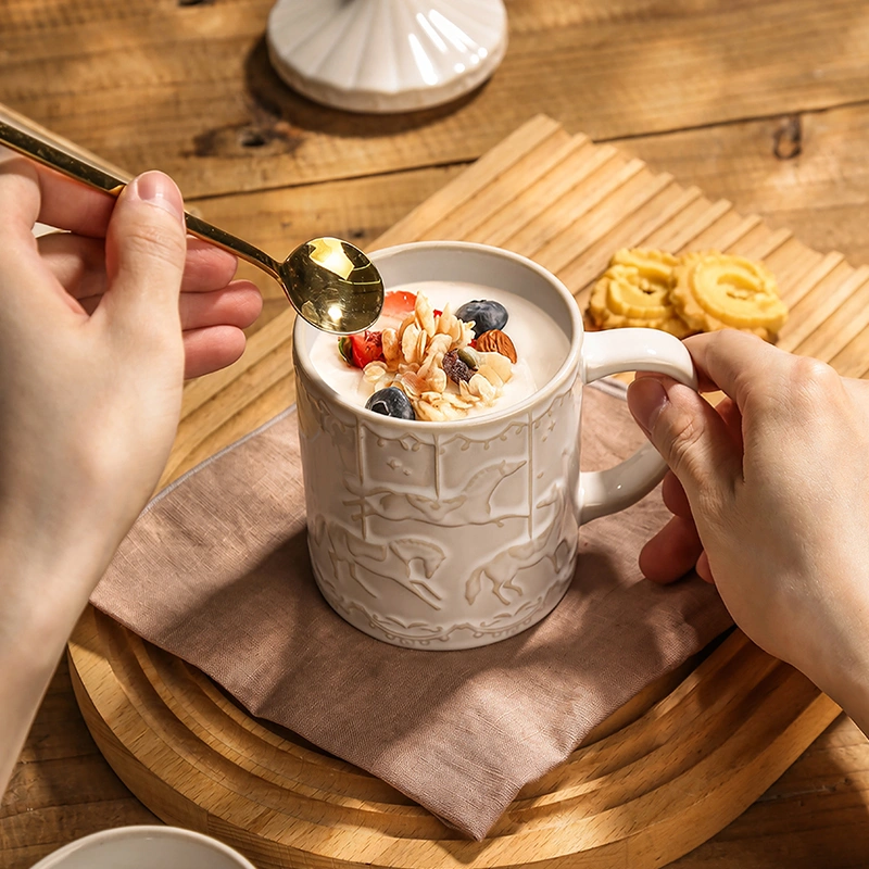 Custom Ceramic Coffee Cup with Lid and Elegant Embossed Design - الصورة 9